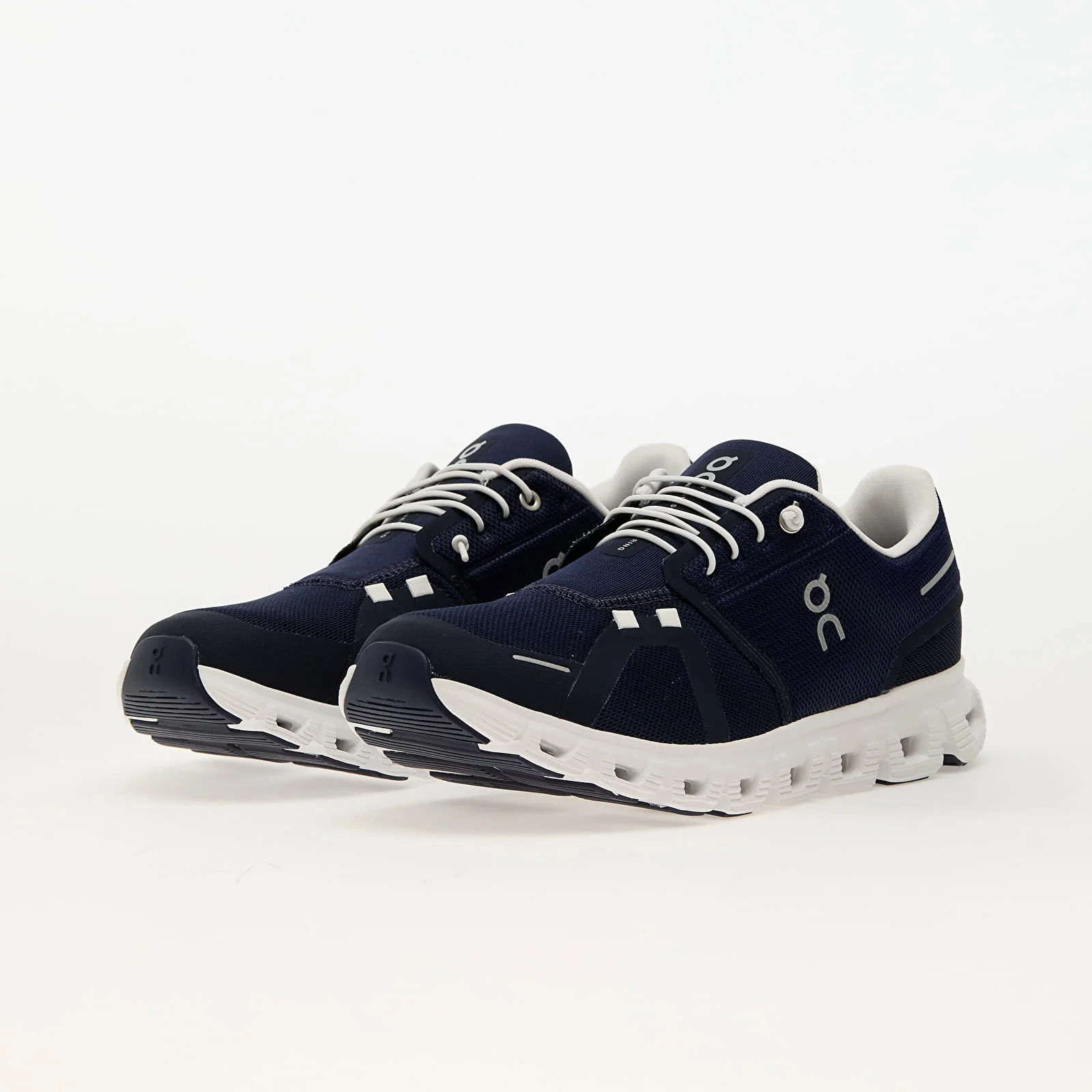 On M Cloud 6 Midnight/ White