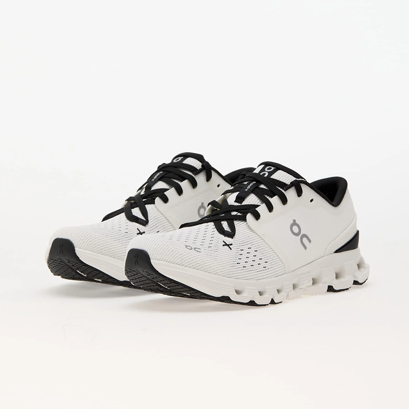 On W Cloud X 4 Ivory/ Black