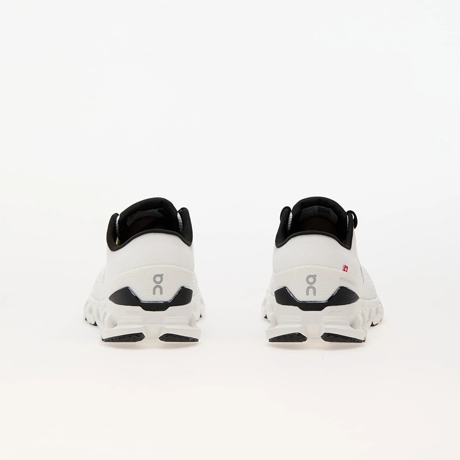 On W Cloud X 4 Ivory/ Black